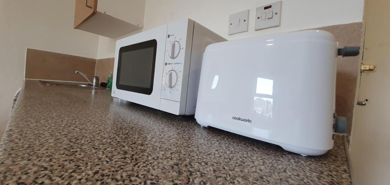 Fast Broadband, Budget Stay, Free Netflix. Кардиф Екстериор снимка